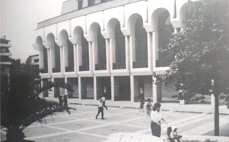 Сегашната театрална сграда в Шумен с модернистични арки, обновена след реконструкцията през 1981 г.