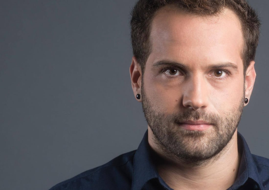 Портрет на младия директор, водещ съвременната визия на театъра