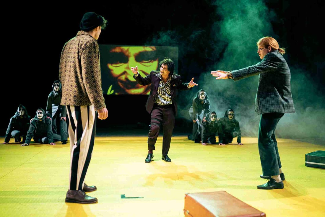 Съвременна постановка на голямата сцена пред пълна зала